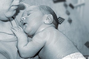 bambino-che-dorme-sulla-madre-del-braccio-6053810