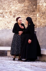 Scanno_donne_a_passeggio_04