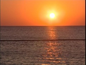 487786936-adriatico-reflejo-de-luz-brillar-naranja-color