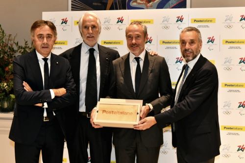 Da sx Giuseppe Lasco, DG di Poste Italiane, Giovanni Malagò, Presidente della Fondazione Milano Cortina 2026, Matteo Del Fante, AD di Poste Italiane, Andrea Varnier, CEO di Milano Cortina 2026