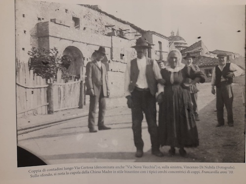 Francavilla Via Certosa, sfondo la Chiesa Madre